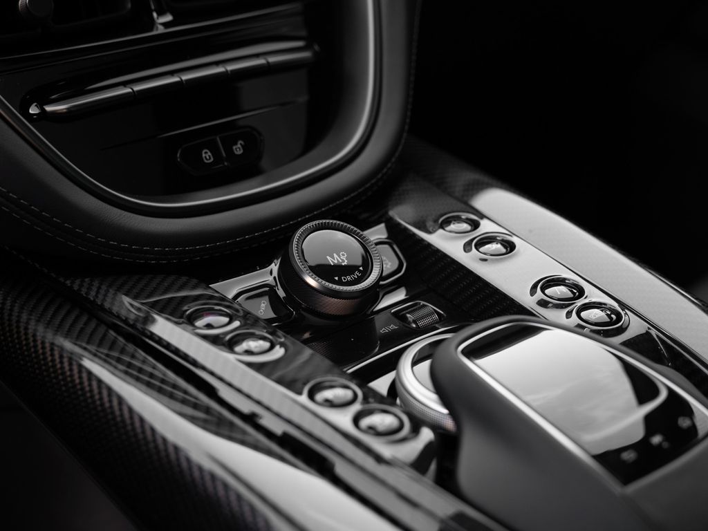 Aston Martin DBX 2024