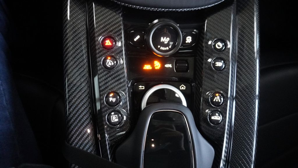 Aston Martin DBX 2023