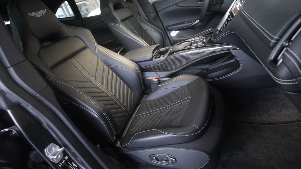 Aston Martin DBX 2023