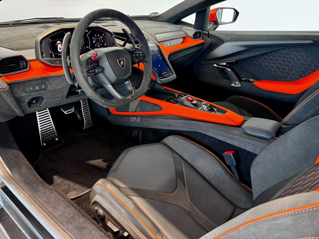 Lamborghini Revuelto 2024