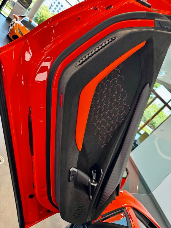 Lamborghini Revuelto 2024