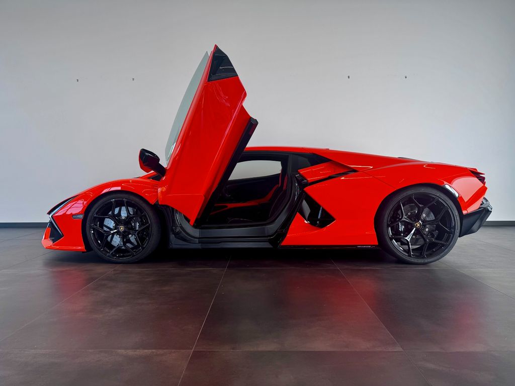 Lamborghini Revuelto 2024