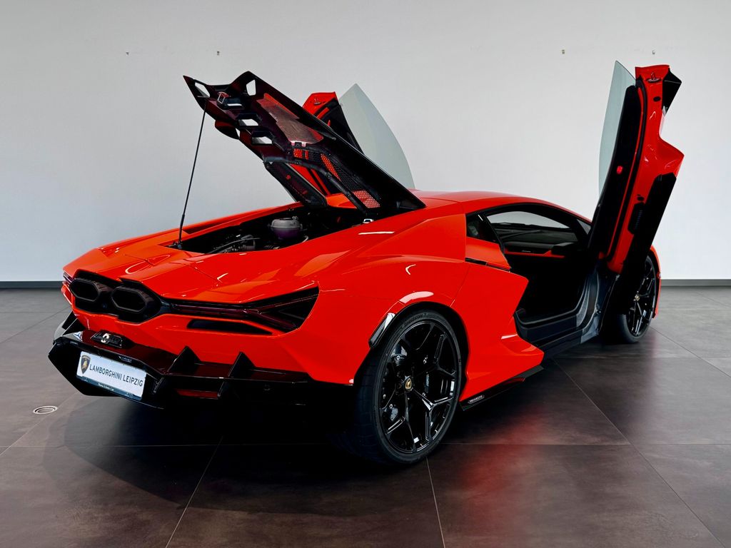 Lamborghini Revuelto 2024