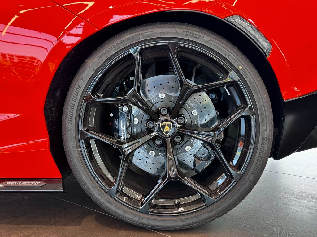 Lamborghini Revuelto 2024