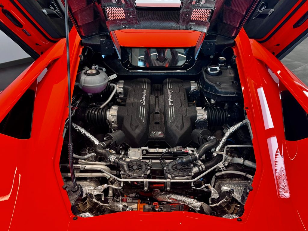 Lamborghini Revuelto 2024