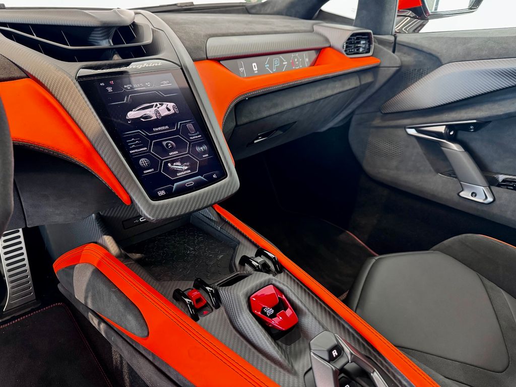 Lamborghini Revuelto 2024