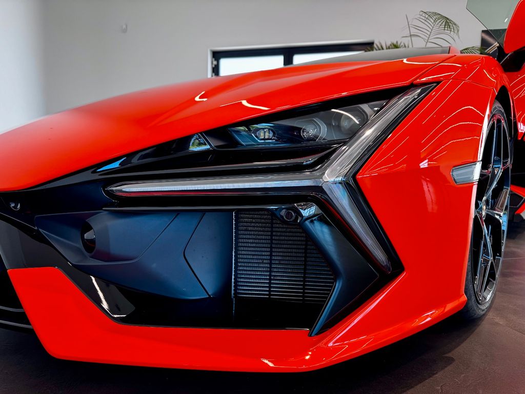 Lamborghini Revuelto 2024