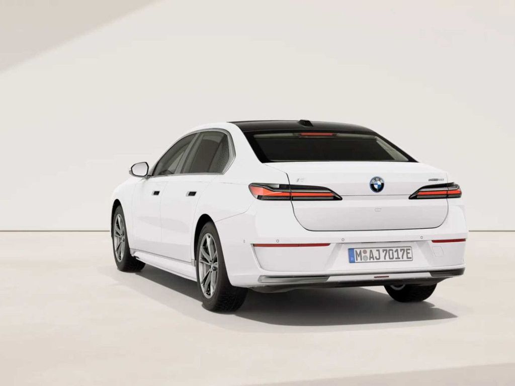 BMW i7