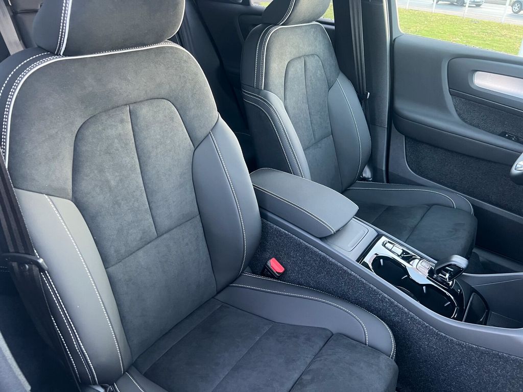 Volvo XC40 2025