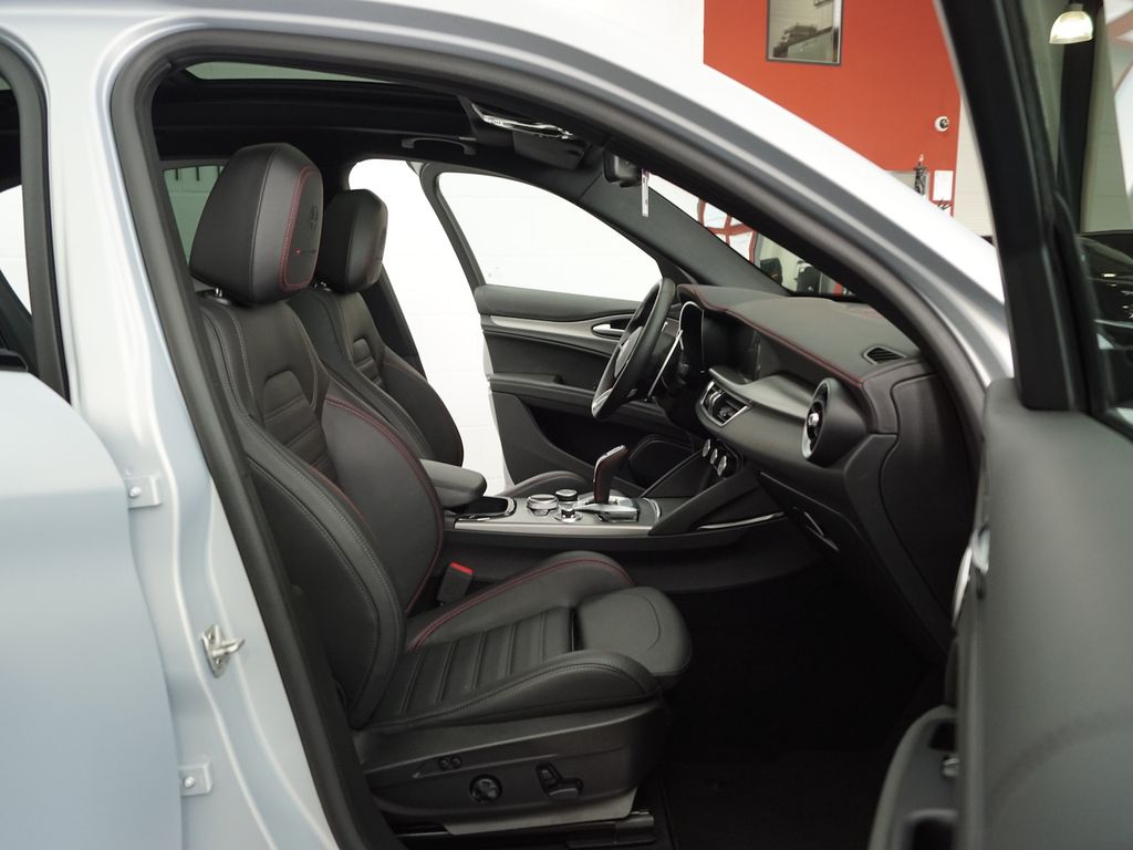 Alfa Romeo Stelvio 2023