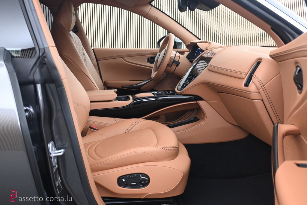 Aston Martin DBX 2022