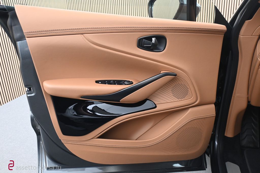 Aston Martin DBX 2022