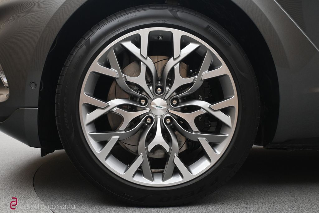 Aston Martin DBX 2022