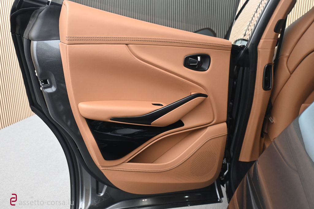 Aston Martin DBX 2022