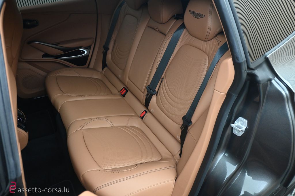 Aston Martin DBX 2022