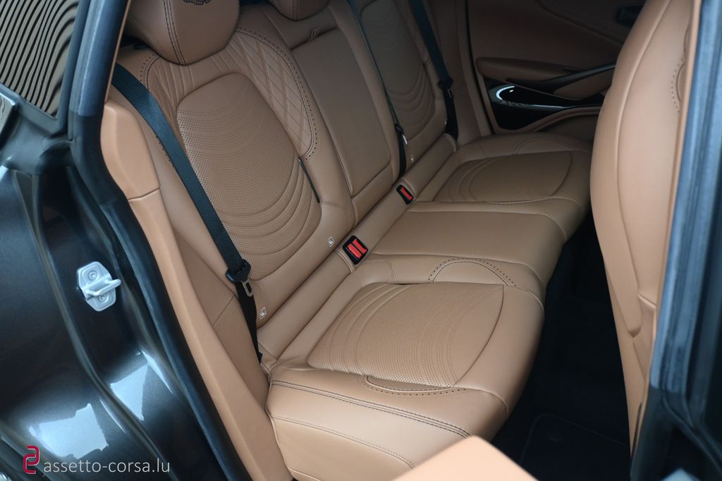 Aston Martin DBX 2022