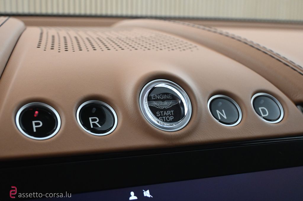 Aston Martin DBX 2022