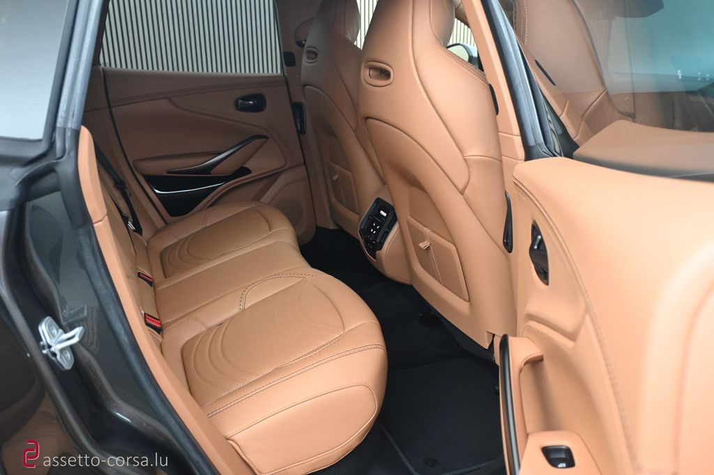 Aston Martin DBX 2022