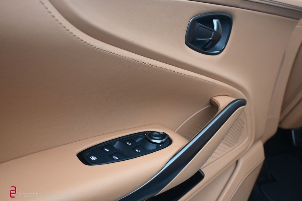 Aston Martin DBX 2022