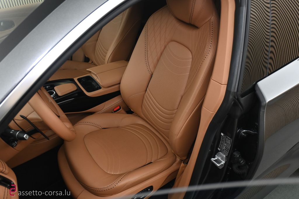 Aston Martin DBX 2022