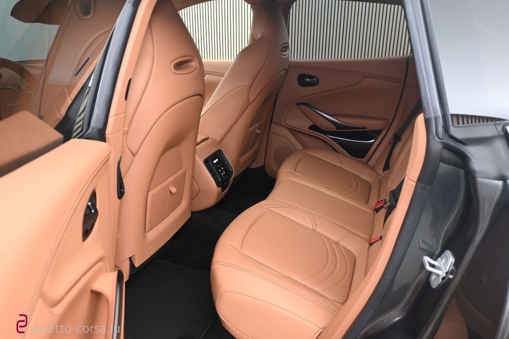 Aston Martin DBX 2022