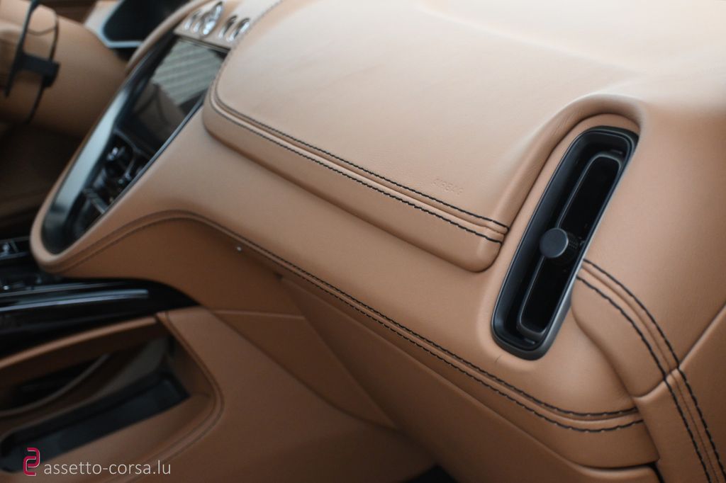 Aston Martin DBX 2022