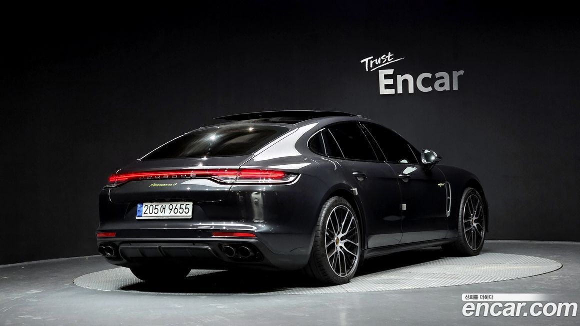 Porsche Panamera 2023