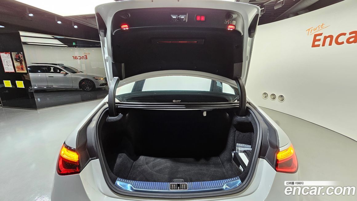 Mercedes-Benz S-Class 2024