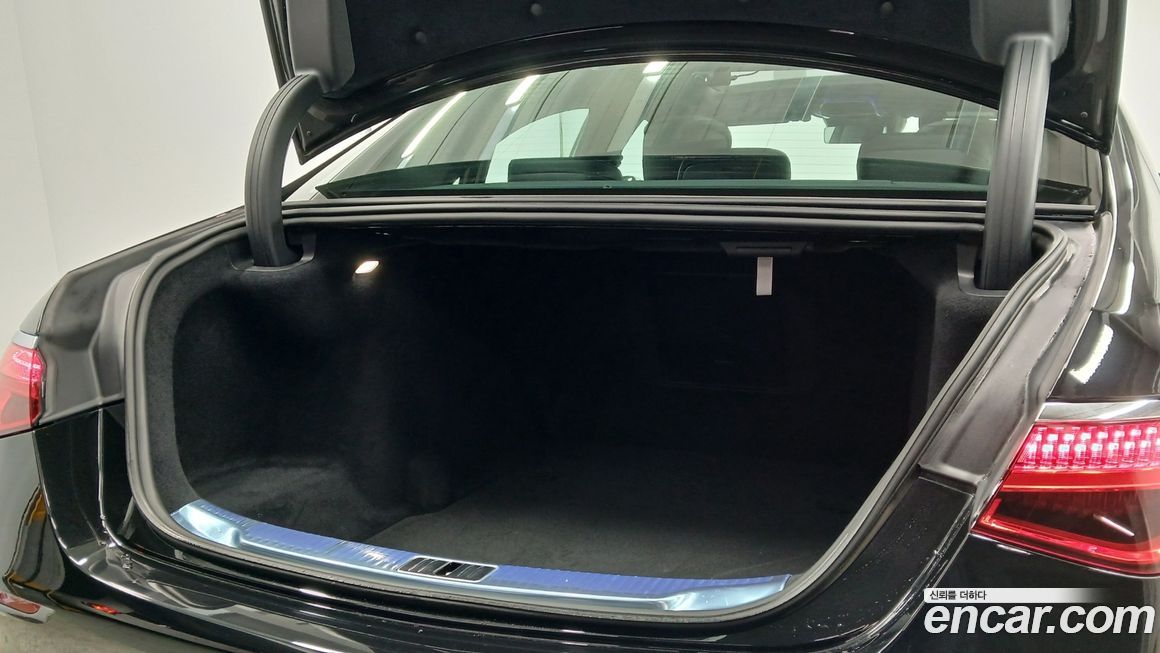 Mercedes-Benz S-Class 2025