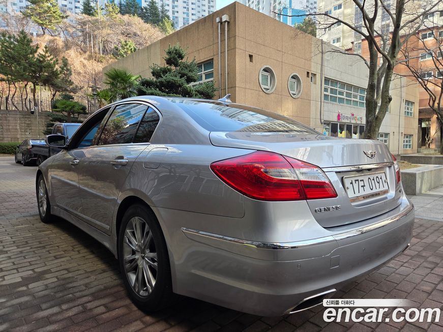 Hyundai Genesis 2012