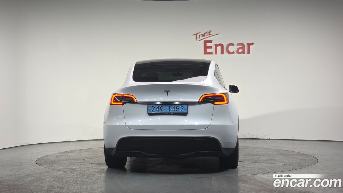Tesla Model Y 2024