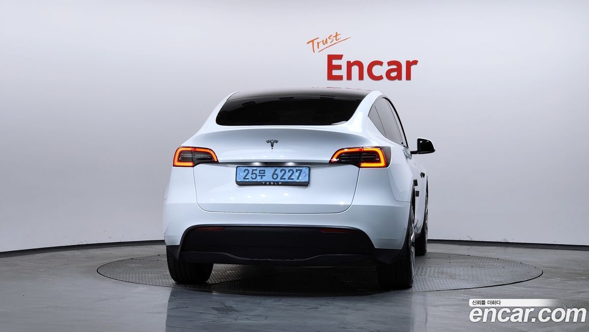 Tesla Model Y 2024