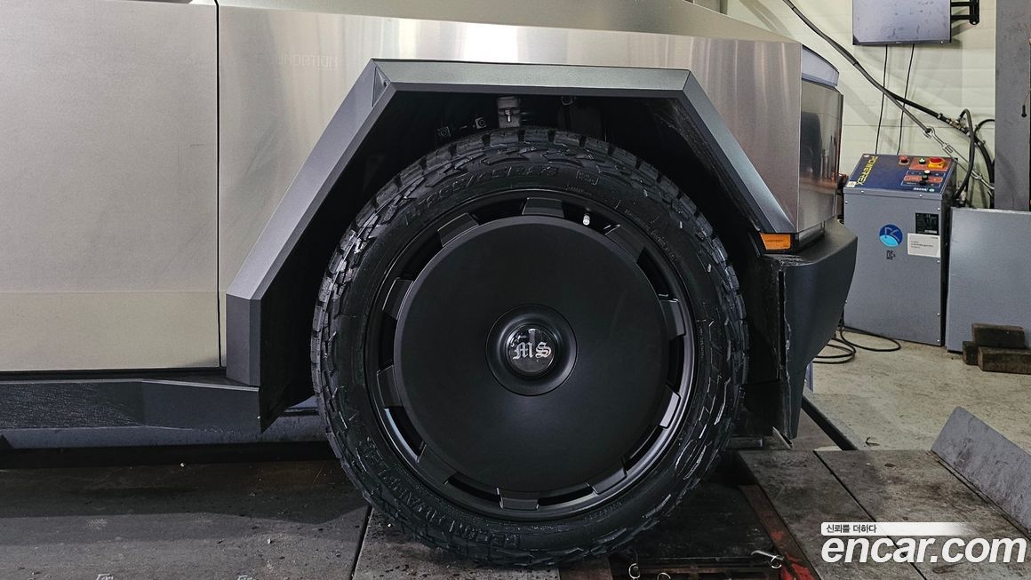 Tesla Cybertruck 2025