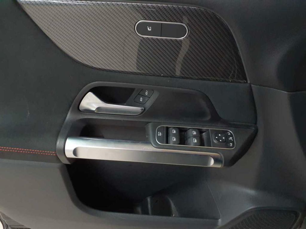 Mercedes-Benz GLB 200 2023