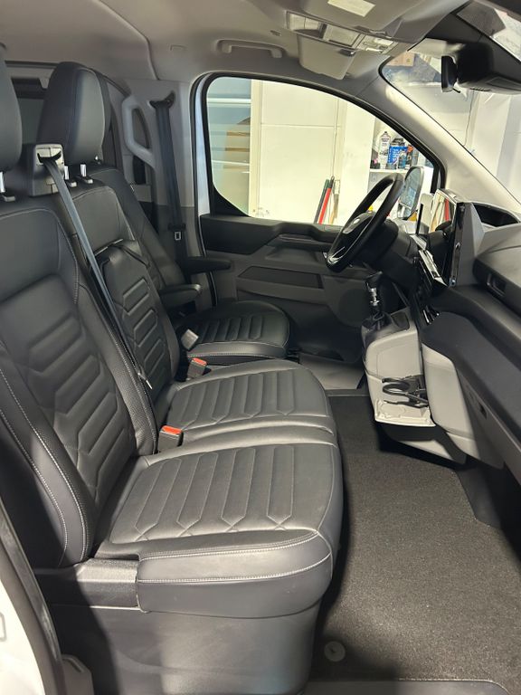 Ford Tourneo Custom 2025