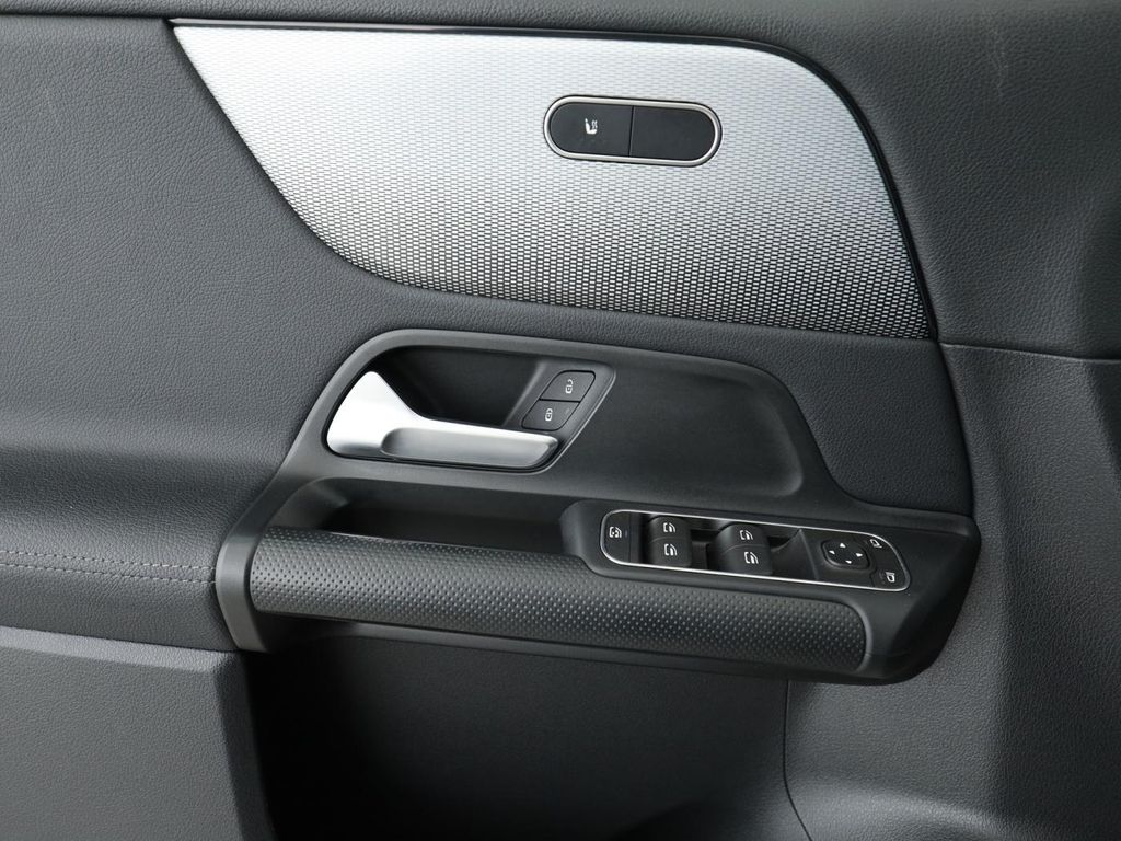 Mercedes-Benz B 180 2023