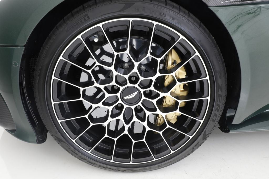 Aston Martin DBS 2023