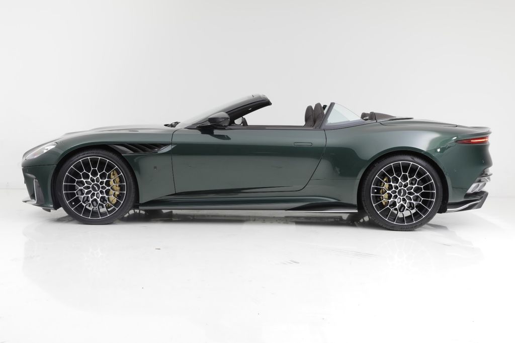 Aston Martin DBS 2023