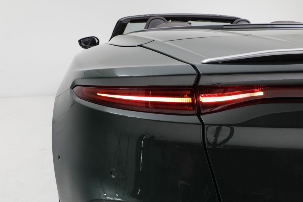 Aston Martin DBS 2023