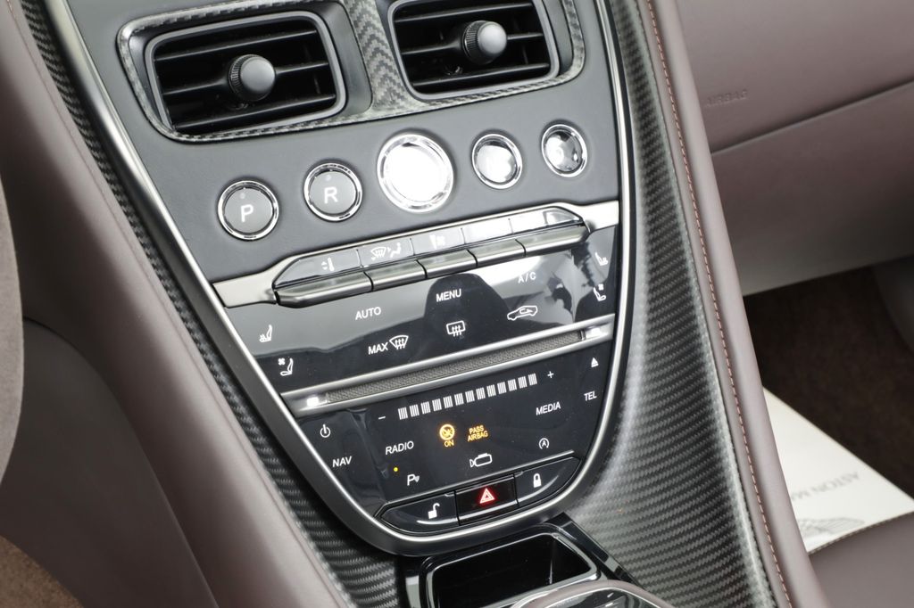 Aston Martin DBS 2023