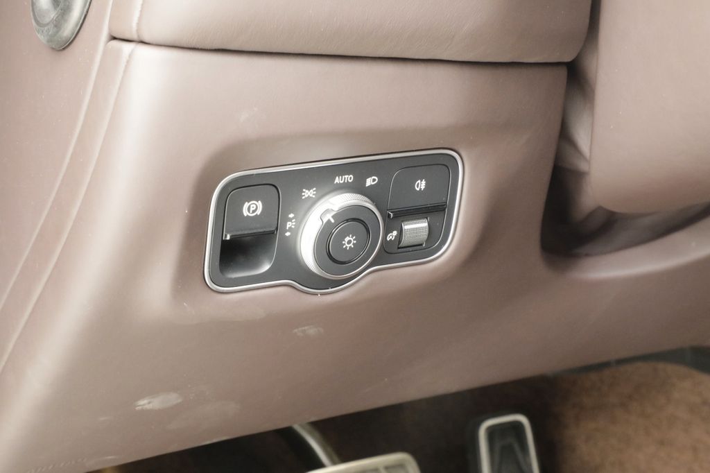 Aston Martin DBS 2023