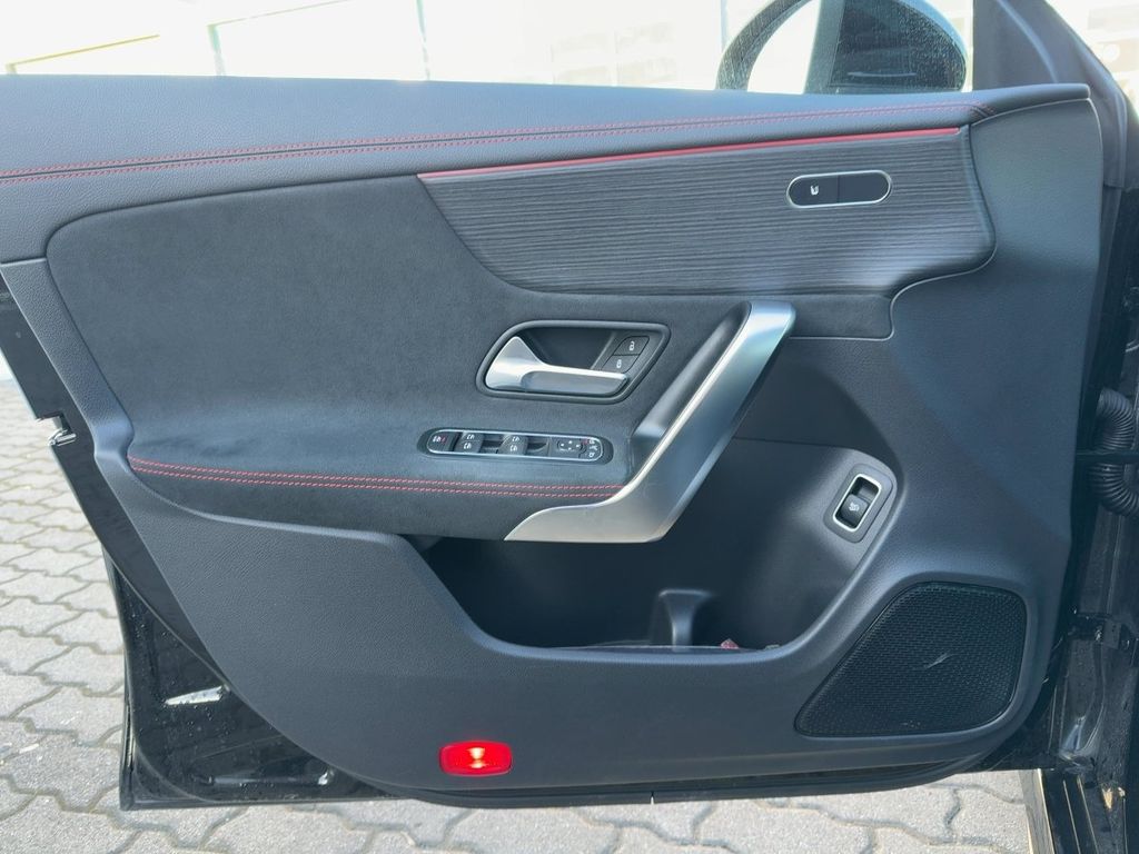 Mercedes-Benz CLA 180 2025