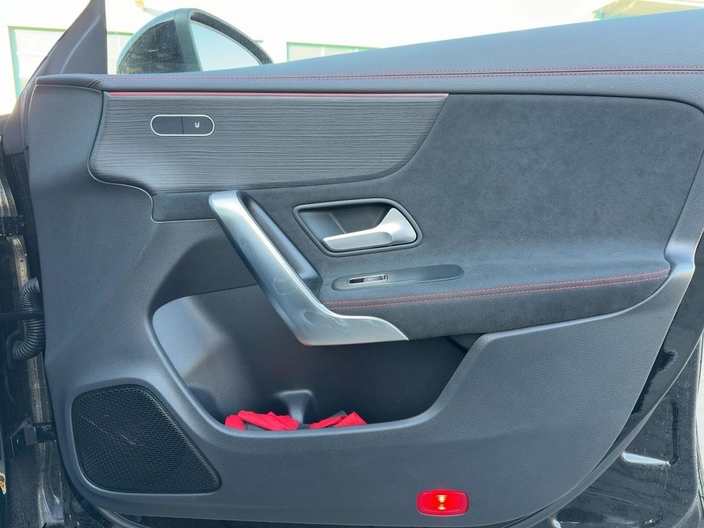 Mercedes-Benz CLA 180 2025