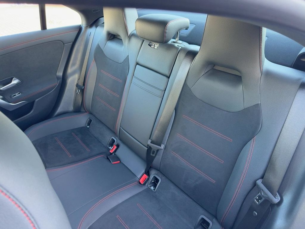 Mercedes-Benz CLA 180 2025