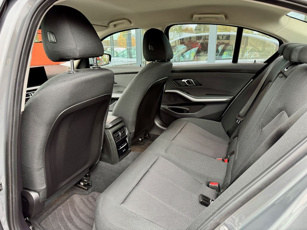 BMW 318 2024