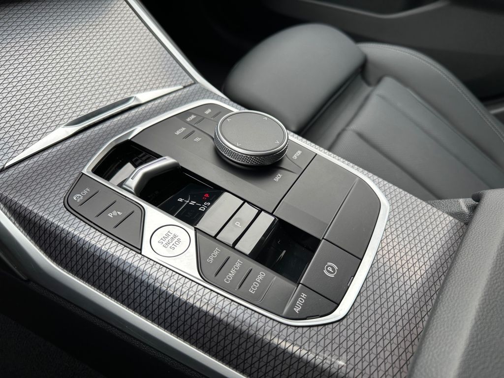 BMW 318 2024