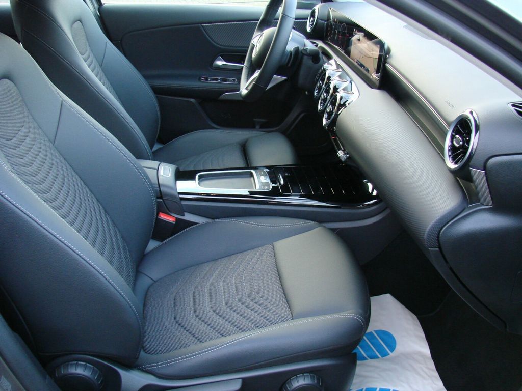 Mercedes-Benz A 200 2025