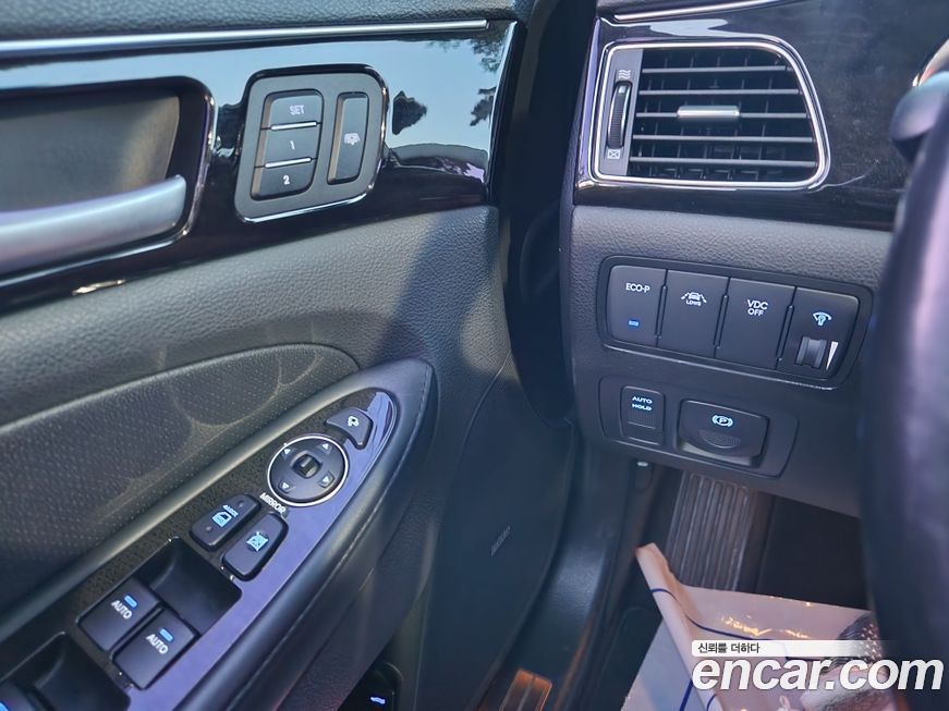 Hyundai Genesis 2012