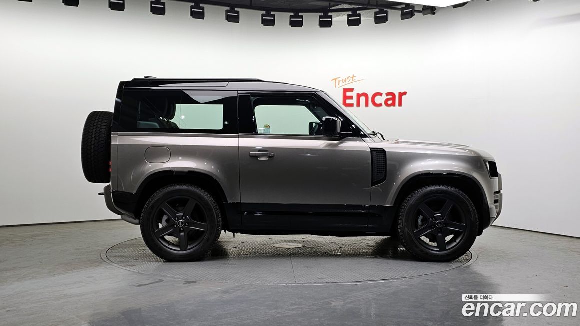 Land Rover Defender 2025