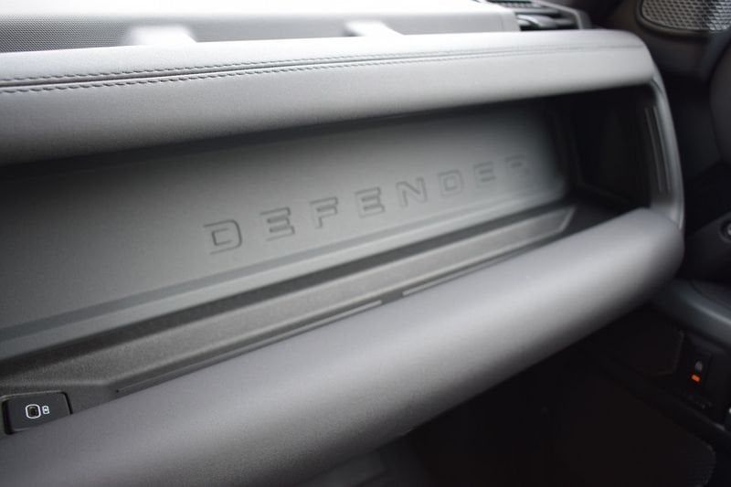 Land Rover Defender 2024